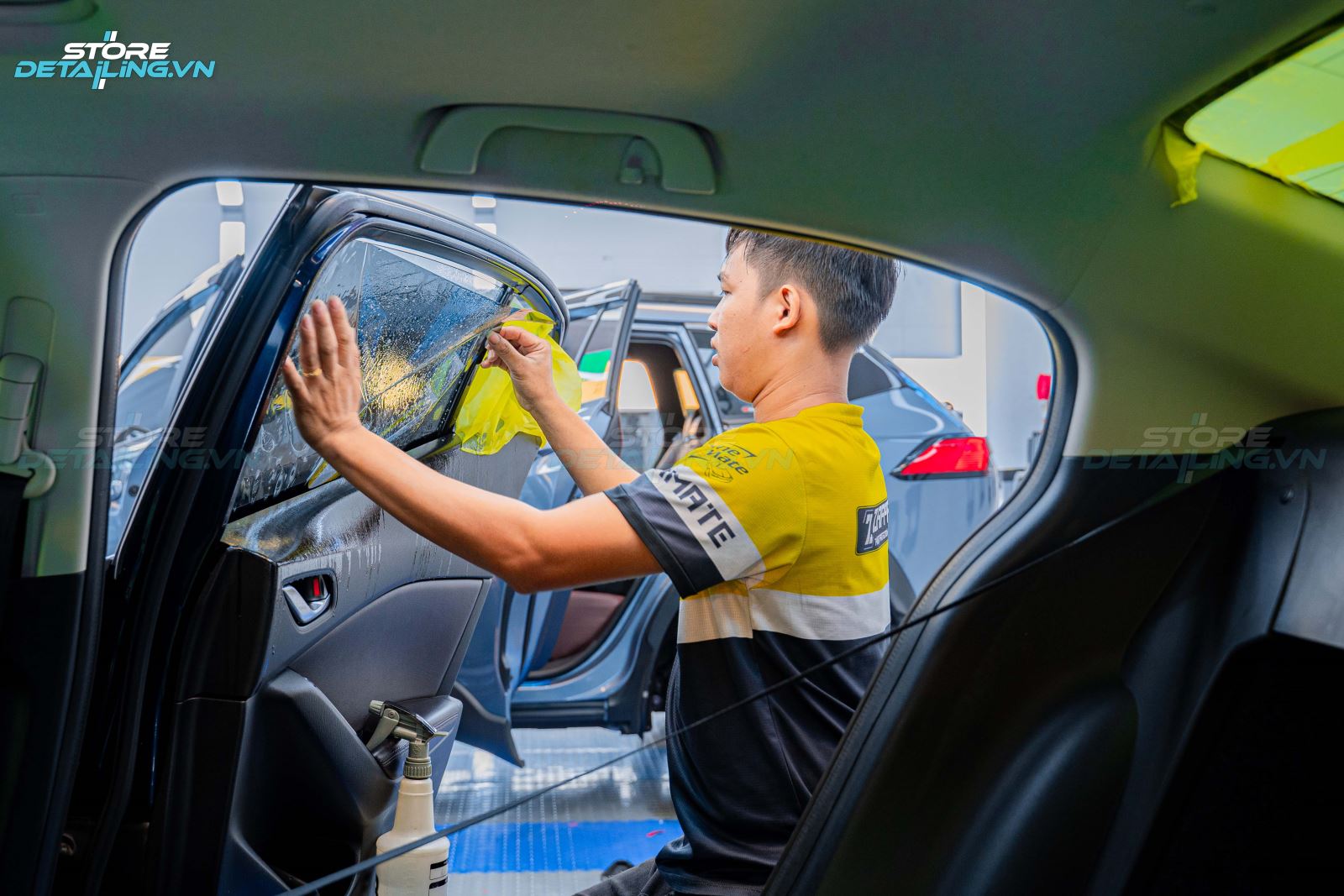 Lý do nên dán phim cách nhiệt cửa sổ vào mặt trong kính là để mang lại sự bảo vệ và độ bền tối đa cho phim