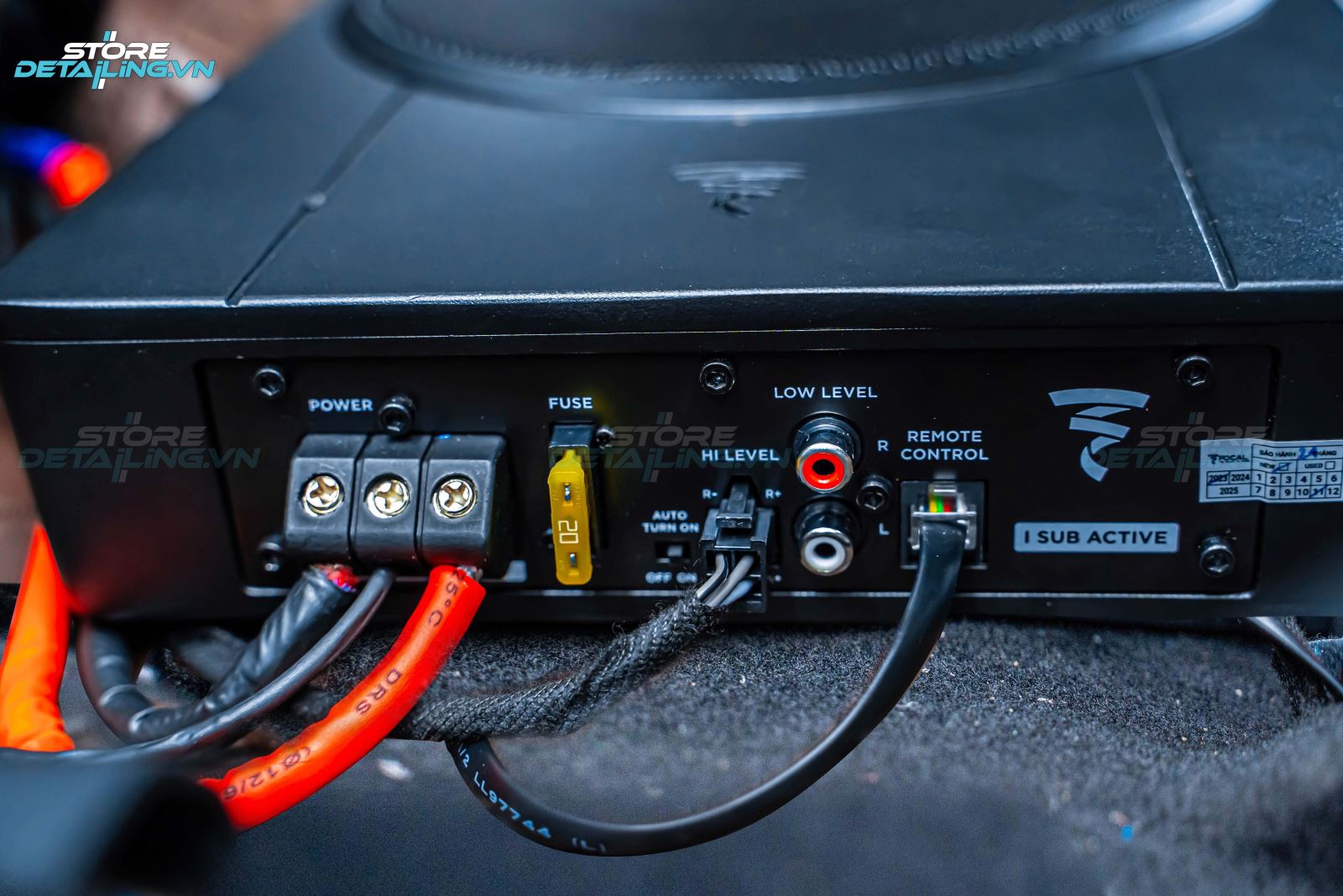  Focal ISUB Active được thiết kế nhỏ gọn và có thể lắp đặt dưới ghế hoặc trong những không gian hẹp khác trong xe hơi.